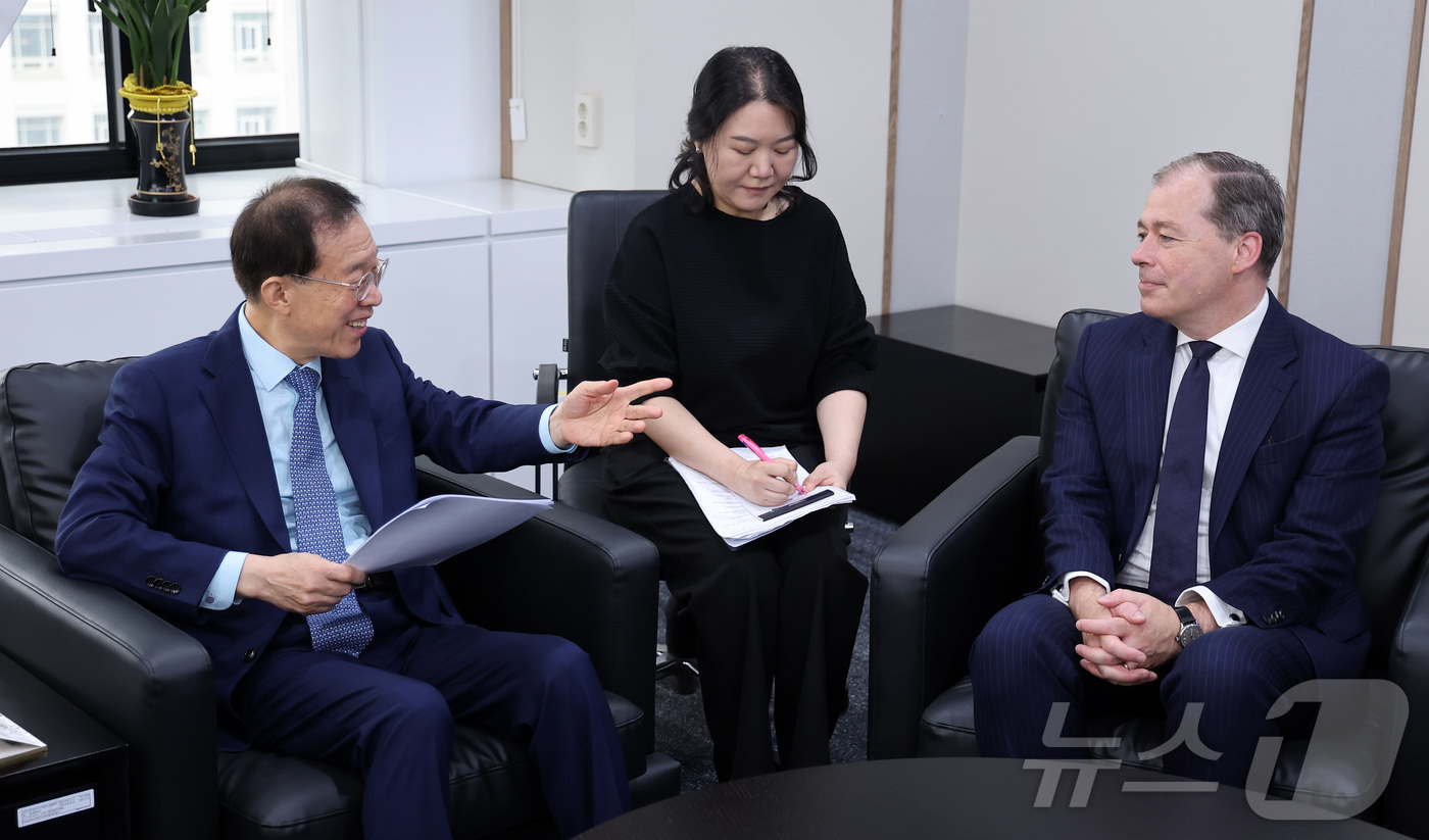 (서울=뉴스1) 김성진 기자 = 이석연 국민통합위원장이 10일 서울 종로구 정부서울청사에서 마르크 슈파이히 콘라드 아데나워재단 사무총장과 면담하고 있다. 2026.7.10/뉴스1