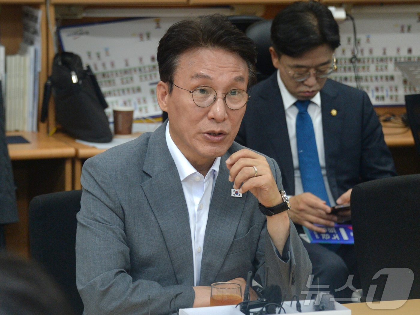 (전주=뉴스1) 유경석 기자 = 김민석 전 국무총리가 10일 전북 전주시 전북특별자치도청 기자실을 방문해 간담회를 열고 질의에 답변하고 있다. 2026.7.10/뉴스1
