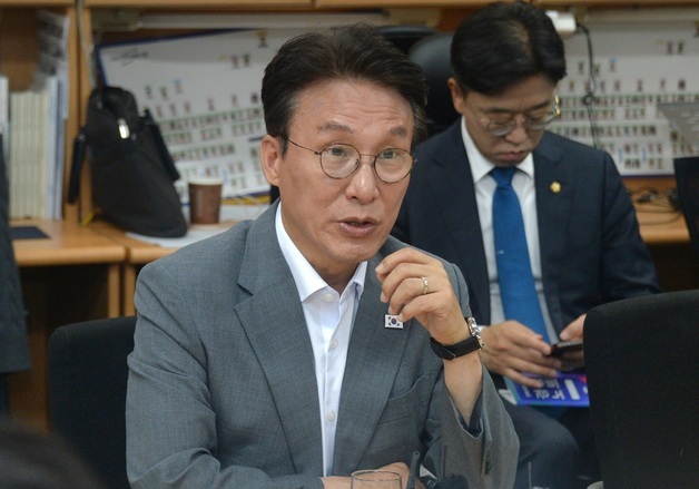 김민석 "이원택 전북지사와 무척 가깝고 신뢰 깊어…피지컬AI 중요"