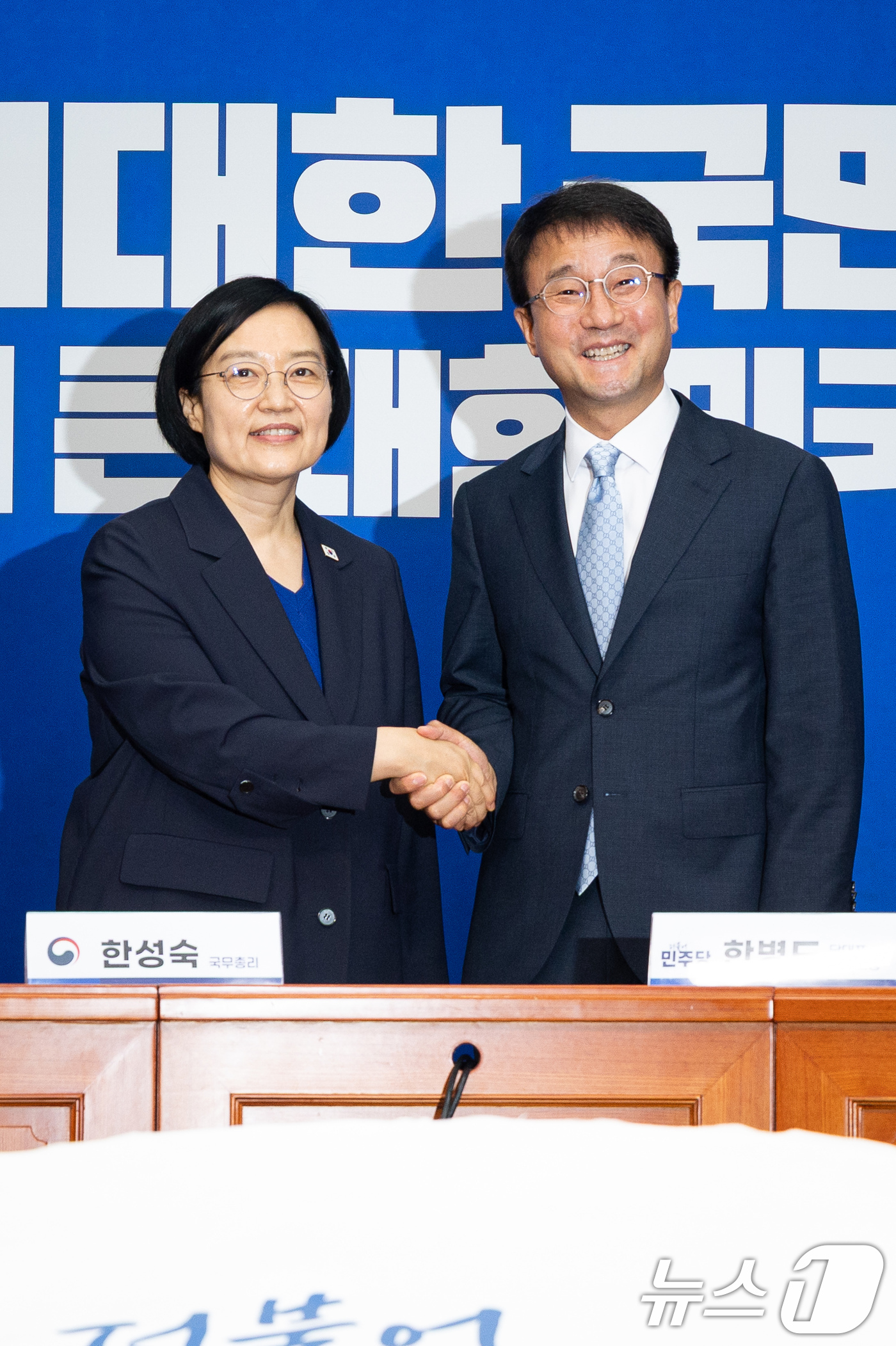 (서울=뉴스1) 유승관 기자 = 한병도 더불어민주당 당대표 직무대행 겸 원내대표가 10일 서울 여의도 국회에서 한성숙 국무총리를 접견, 기념 촬영을 하고 있다. 2026.7.10/ …