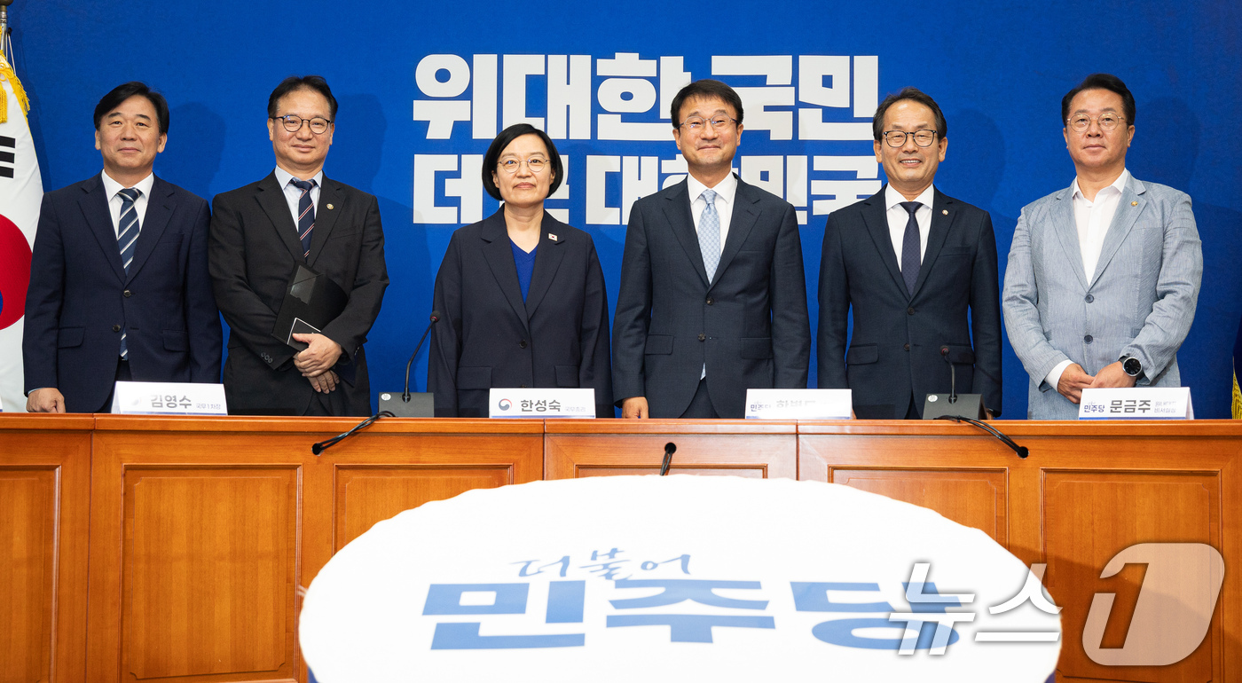 (서울=뉴스1) 유승관 기자 = 한병도 더불어민주당 당대표 직무대행 겸 원내대표가 10일 서울 여의도 국회에서 한성숙 국무총리를 접견, 기념 촬영을 하고 있다. 왼쪽부터 이후삼 정 …