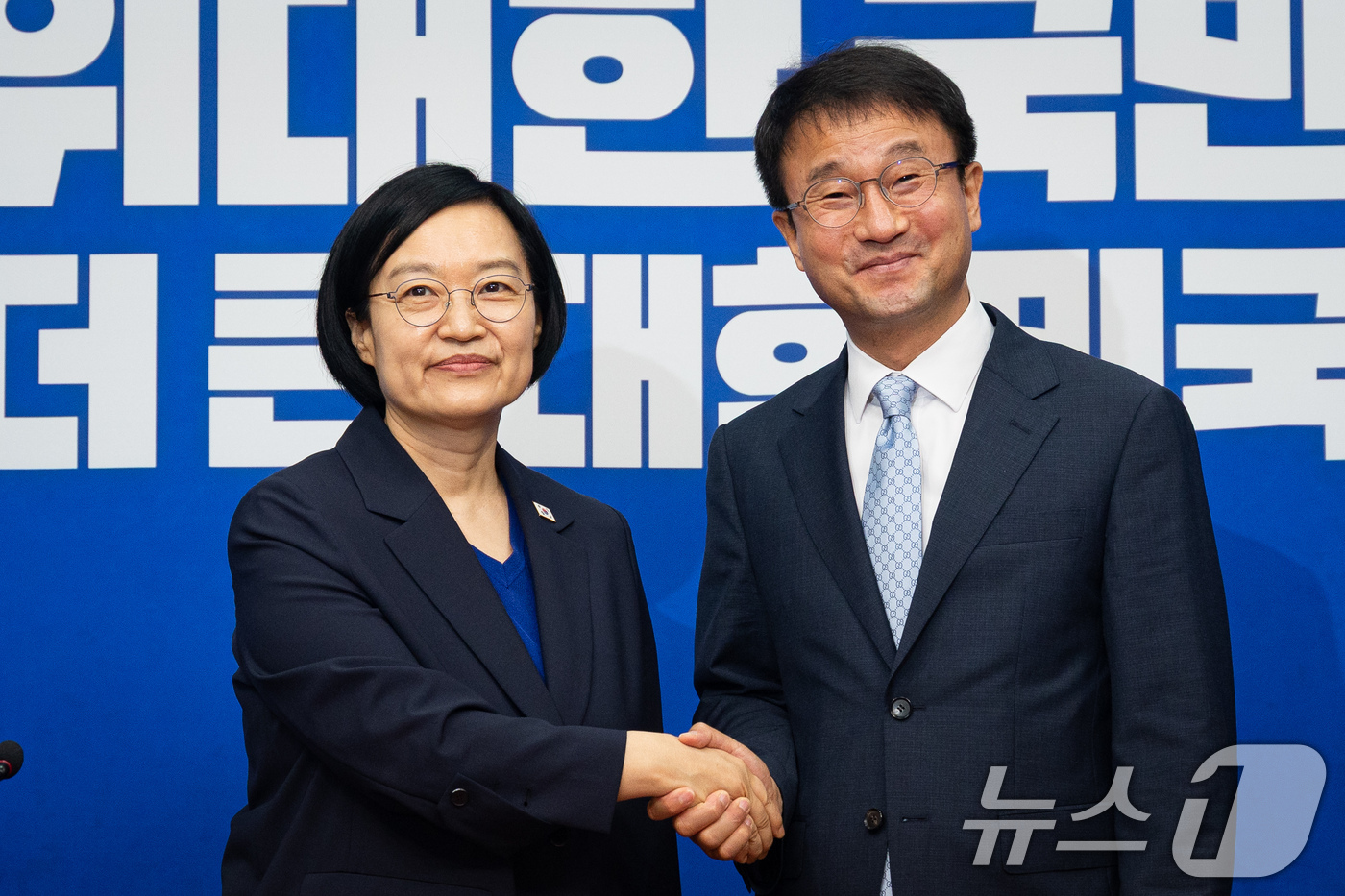 (서울=뉴스1) 유승관 기자 = 한병도 더불어민주당 당대표 직무대행 겸 원내대표가 10일 서울 여의도 국회에서 한성숙 국무총리를 접견, 기념 촬영을 하고 있다. 2026.7.10/ …