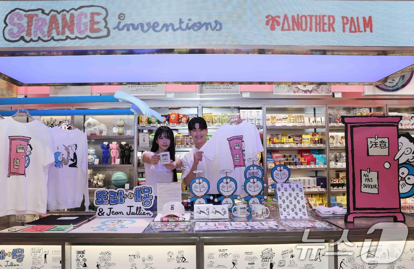 (서울=뉴스1) = 10일 서울 강남구 신세계백화점 강남점에 위치한 신개념 라이프스타일 스토어 ‘어나더 팜(Another Palm)’에서 상품을 소개하고 있다.신세계백화점은 강남점 …