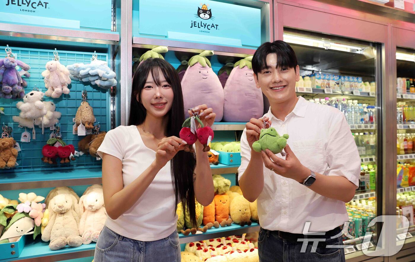 (서울=뉴스1) = 10일 서울 강남구 신세계백화점 강남점에 위치한 신개념 라이프스타일 스토어 ‘어나더 팜(Another Palm)’에서 상품을 소개하고 있다.신세계백화점은 강남점 …