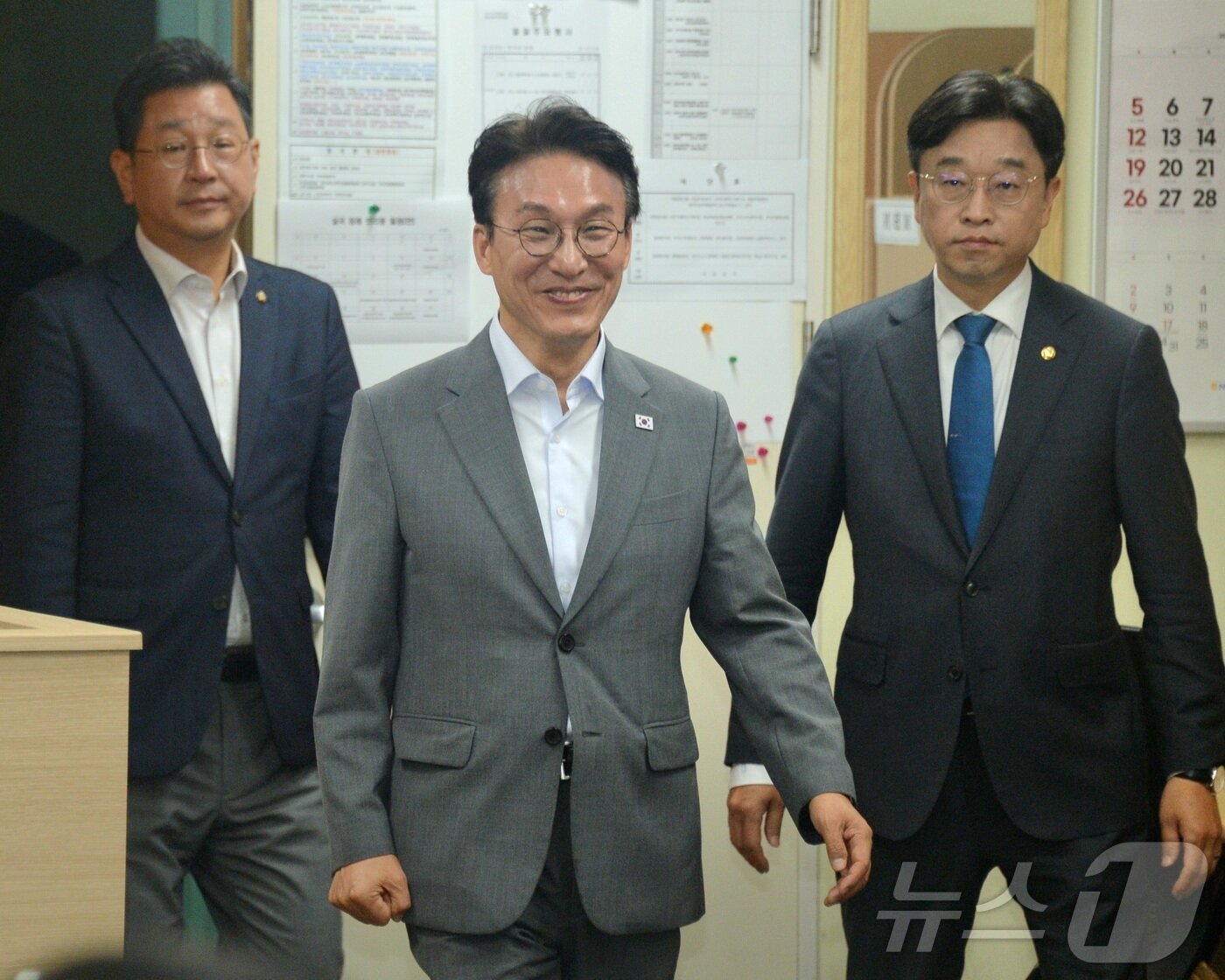 본문 이미지 - 김민석 전 국무총리(가운데)가 10일 전북 전주시 전북특별자치도청 기자실을 찾아 간담회를 위해 이동하고 있다. 2026.7.10 ⓒ 뉴스1 유경석 기자