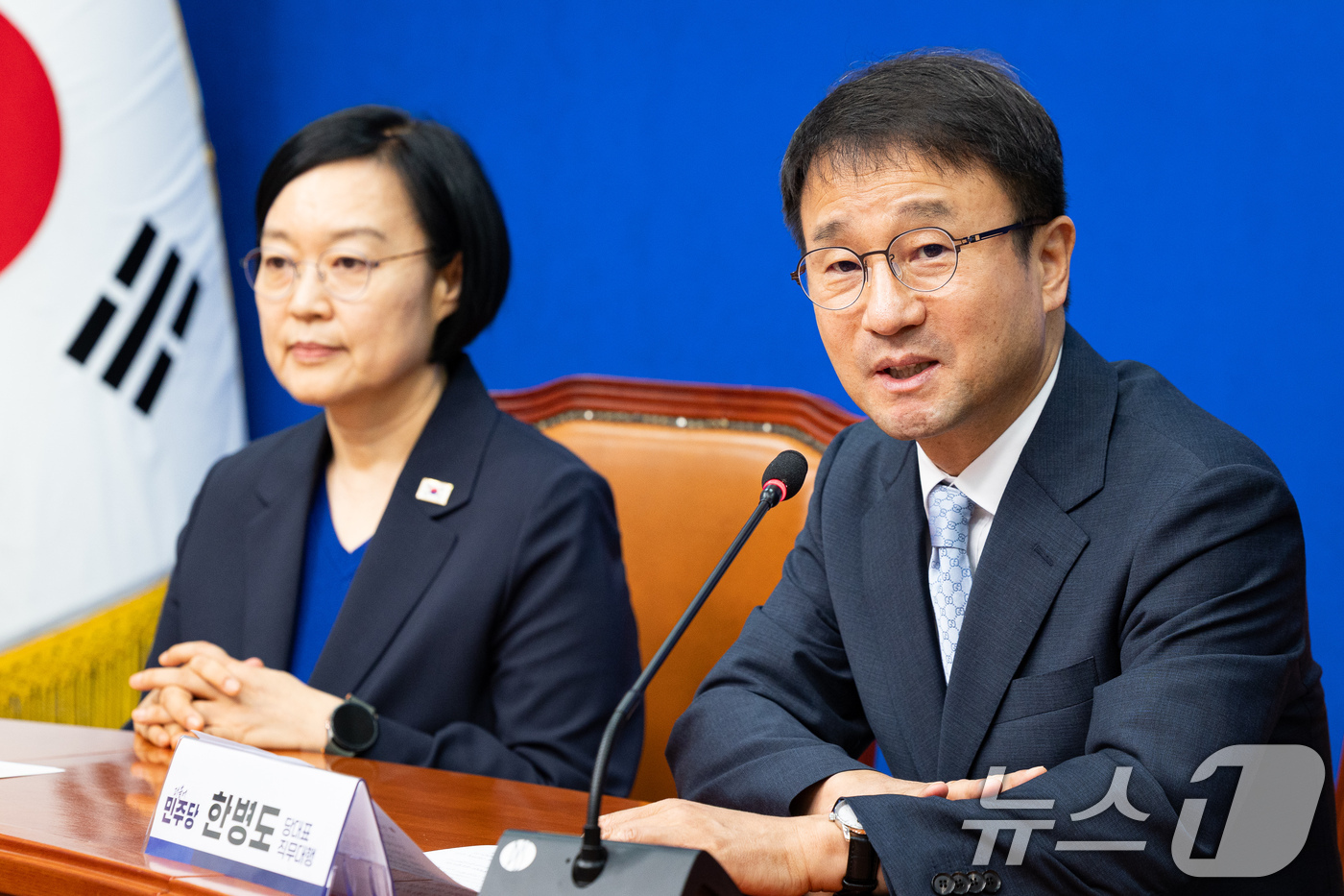 (서울=뉴스1) 유승관 기자 = 한병도 더불어민주당 당대표 직무대행 겸 원내대표가 10일 서울 여의도 국회에서 한성숙 국무총리를 접견하고 있다. 2026.7.10/뉴스1