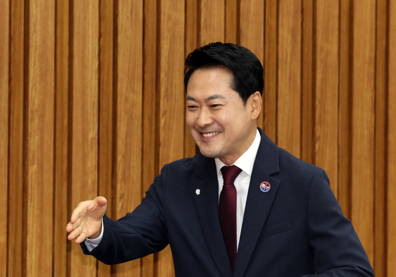 토론회 참석하는 장동혁 대표