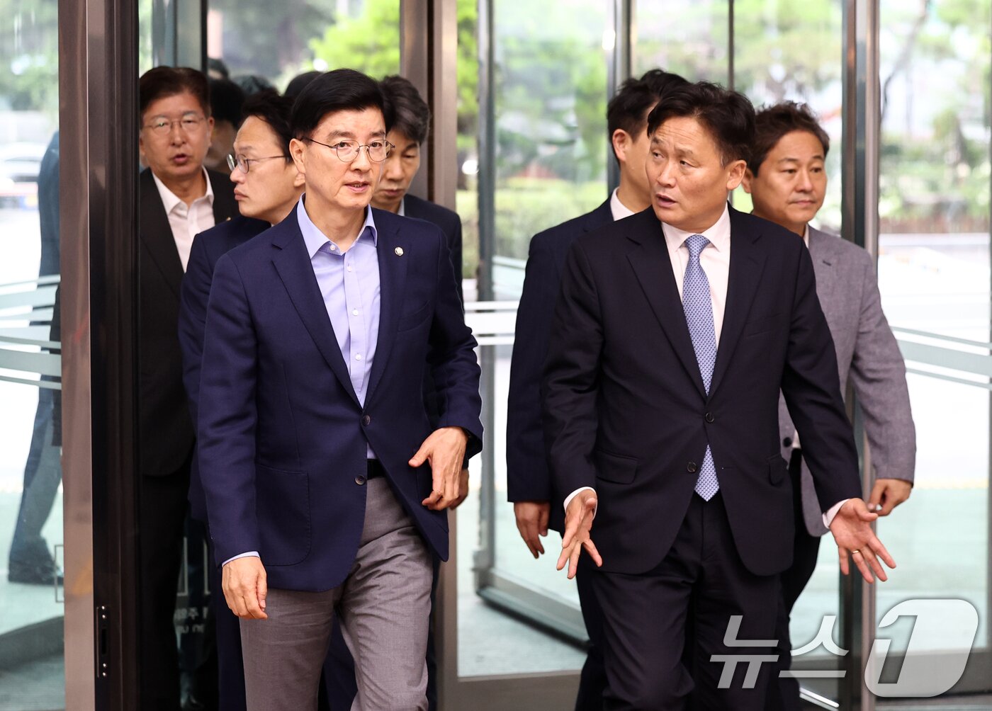 본문 이미지 - 김영진 더불어민주당 의원을 비롯한 민주당 행정안전위원회 소속 의원들이 장윤기 사건 관련 경찰의 증거인멸 혐의와 관련해 철저 수사를 촉구하기 위해 10일 오전 서울 서대문구 경찰청을 항의 방문하고 있다. 2026.7.10 ⓒ 뉴스1 최지환 기자