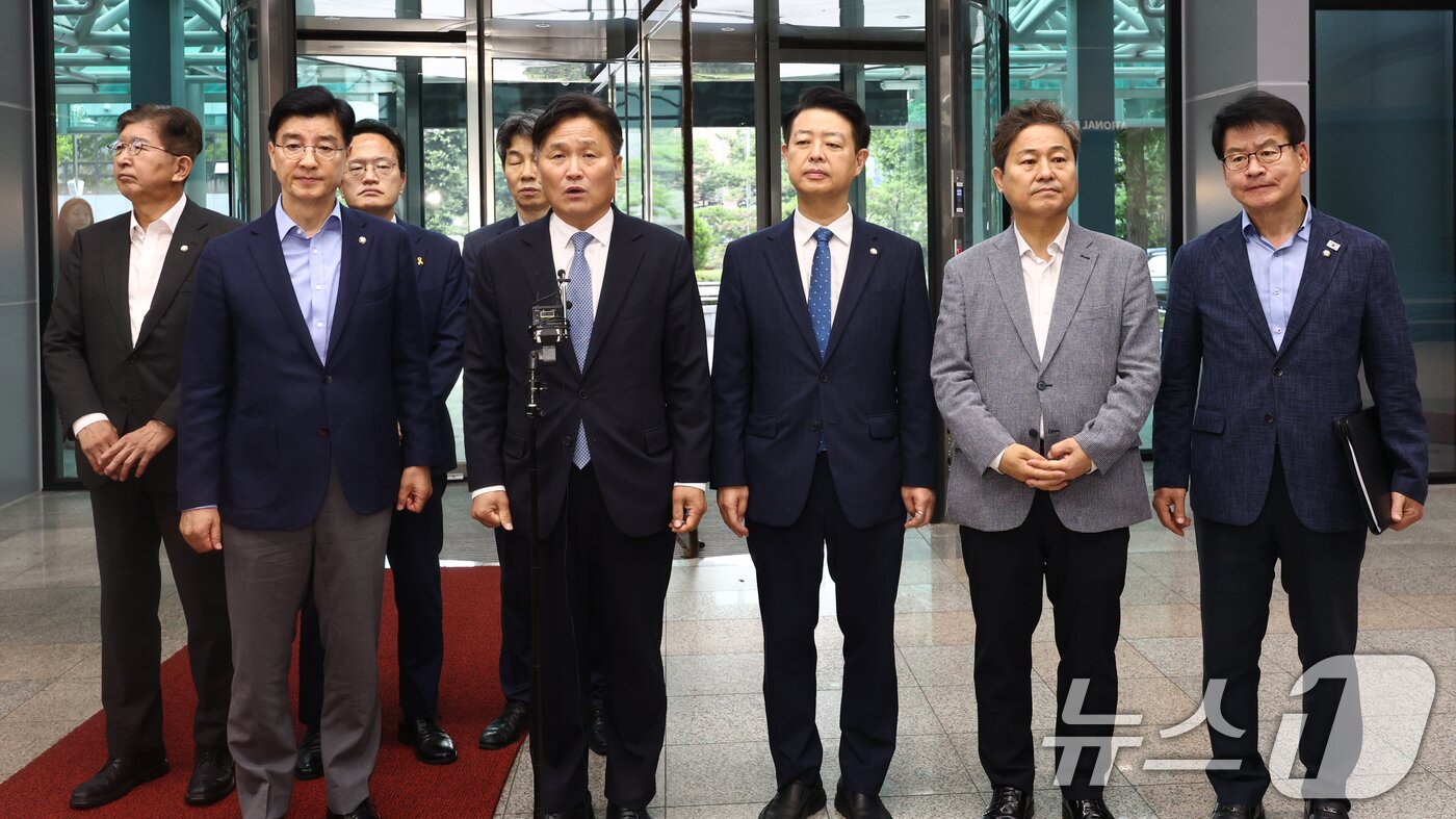 본문 이미지 - 김영진 더불어민주당 의원이 장윤기 사건 관련 경찰의 증거인멸 혐의와 관련해 철저 수사를 촉구하기 위해 민주당 행정안전위원회 소속 의원들과 10일 오전 서울 서대문구 경찰청을 항의 방문하며 발언하고 있다. 2026.7.10 ⓒ 뉴스1 최지환 기자