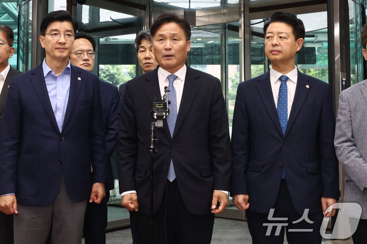 본문 이미지 - 김영진 더불어민주당 의원이 장윤기 사건 관련 경찰의 증거인멸 혐의와 관련해 철저 수사를 촉구하기 위해 민주당 행정안전위원회 소속 의원들과 10일 오전 서울 서대문구 경찰청을 항의 방문하며 발언하고 있다. 2026.7.10 ⓒ 뉴스1 최지환 기자