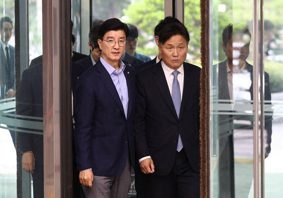 경찰청 항의 방문하는 민주당 행안위 소속 의원들