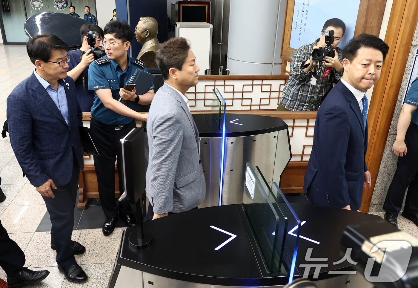 (서울=뉴스1) 최지환 기자 = 김영호 더불어민주당 의원을 비롯한 민주당 행정안전위원회 소속 의원들이 장윤기 사건 관련 경찰의 증거인멸 혐의와 관련해 철저 수사를 촉구하기 위해 …