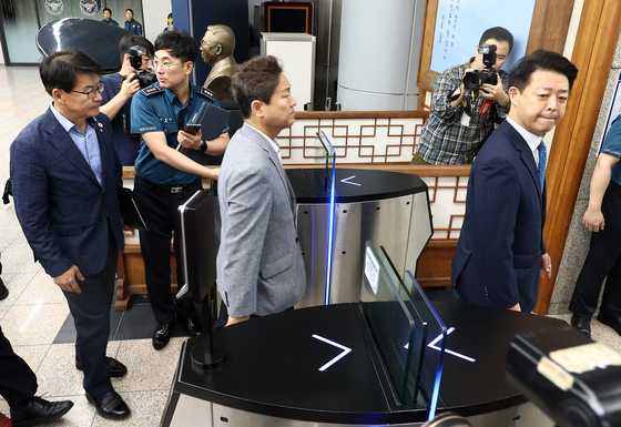 경찰청 항의 방문하는 민주당 의원들