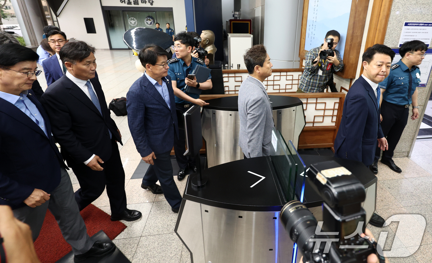 (서울=뉴스1) 최지환 기자 = 김영진 더불어민주당 의원을 비롯한 민주당 행정안전위원회 소속 의원들이 장윤기 사건 관련 경찰의 증거인멸 혐의와 관련해 철저 수사를 촉구하기 위해 …