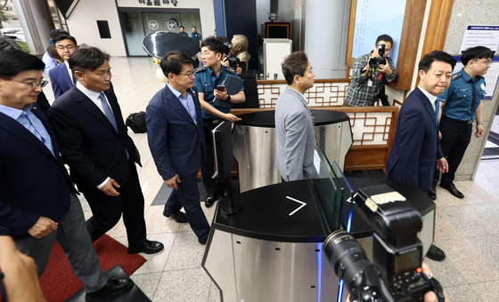 '장윤기 사건' 경찰청 항의 방문하는 민주당