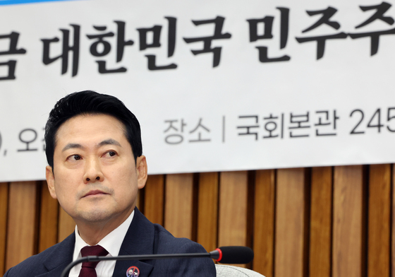 생각에 잠긴 장동혁 대표