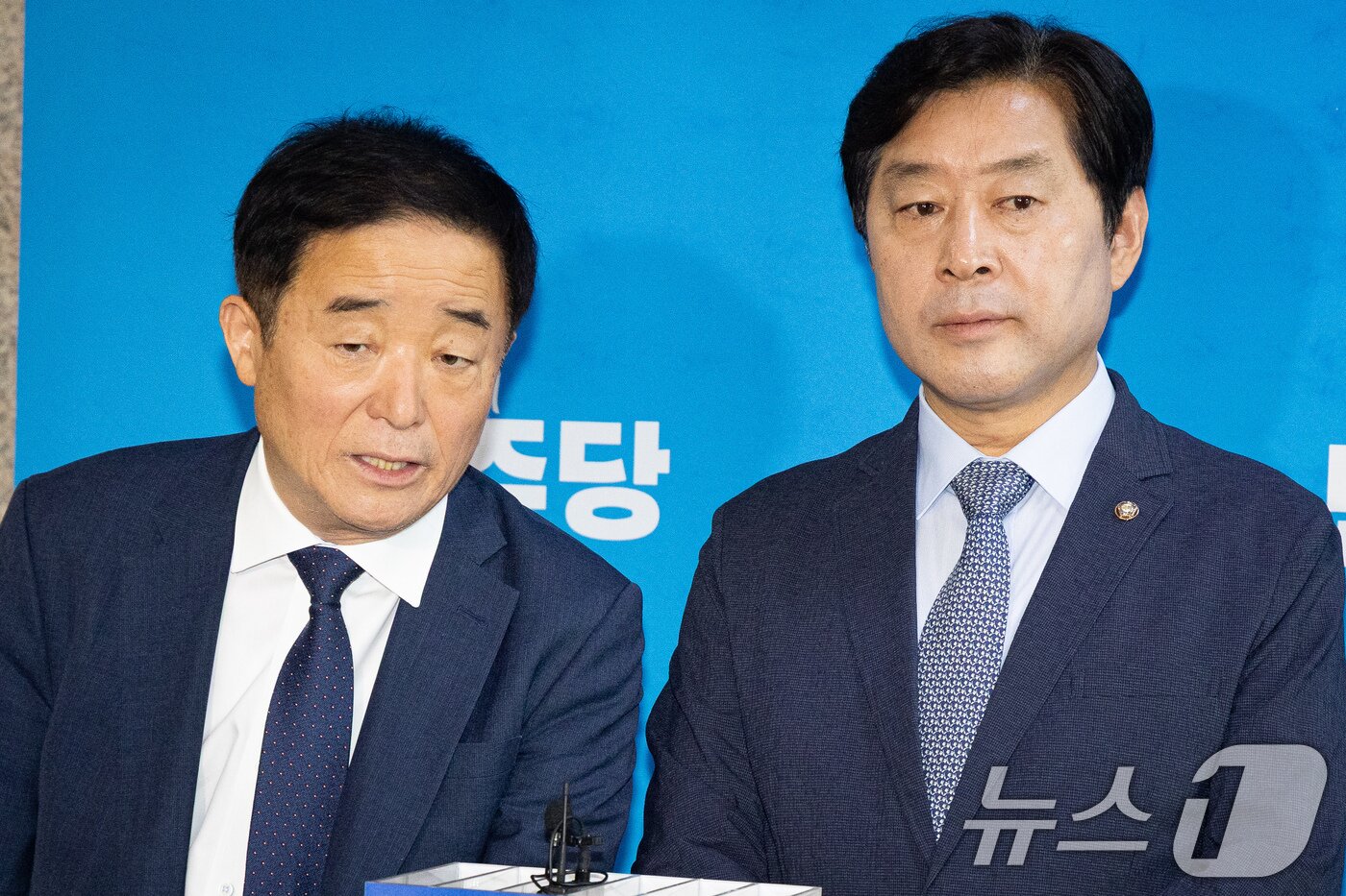본문 이미지 - 더불어민주당 강득구(왼쪽), 황명선 최고위원이 10일 서울 여의도 국회에서 최고위원회의 종료 후 브리핑하고 있다. 2026.7.10 ⓒ 뉴스1 유승관 기자