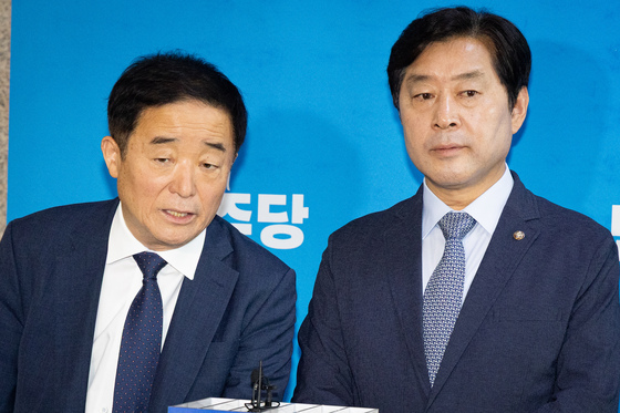 취재진 질문 답하는 강득구·황명선