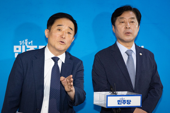 최고위 후 브리핑하는 강득구·황명선 민주당 최고위원