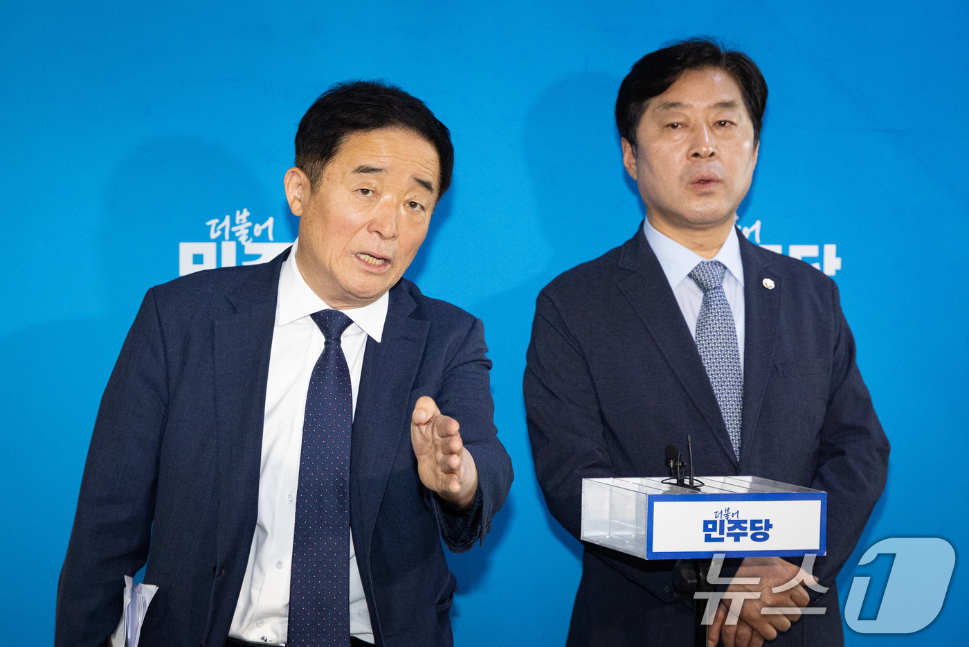 (서울=뉴스1) 유승관 기자 = 더불어민주당 강득구(왼쪽), 황명선 최고위원이 10일 서울 여의도 국회에서 최고위원회의 종료 후 브리핑하고 있다. 2026.7.10/뉴스1