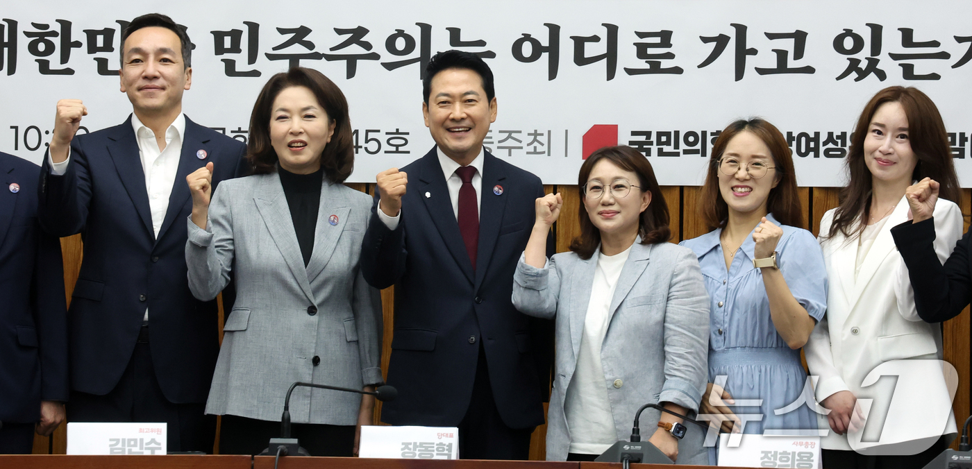 (서울=뉴스1) 황기선 기자 = 장동혁 국민의힘 대표가 10일 오전 서울 여의도 국회에서 열린 '국민의힘 중앙여성위원회·맘(Mom)편한특별위원회 공동 주최 6·3 참정권 침해 전국 …