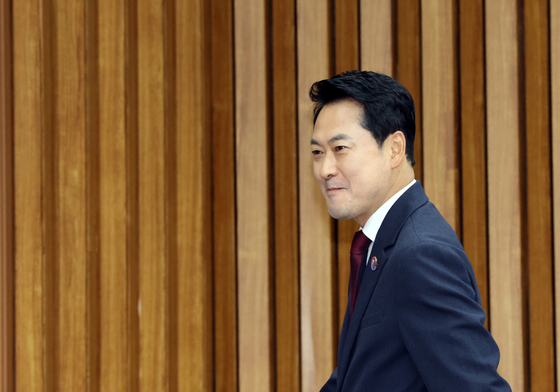토론회 참석하는 장동혁 대표