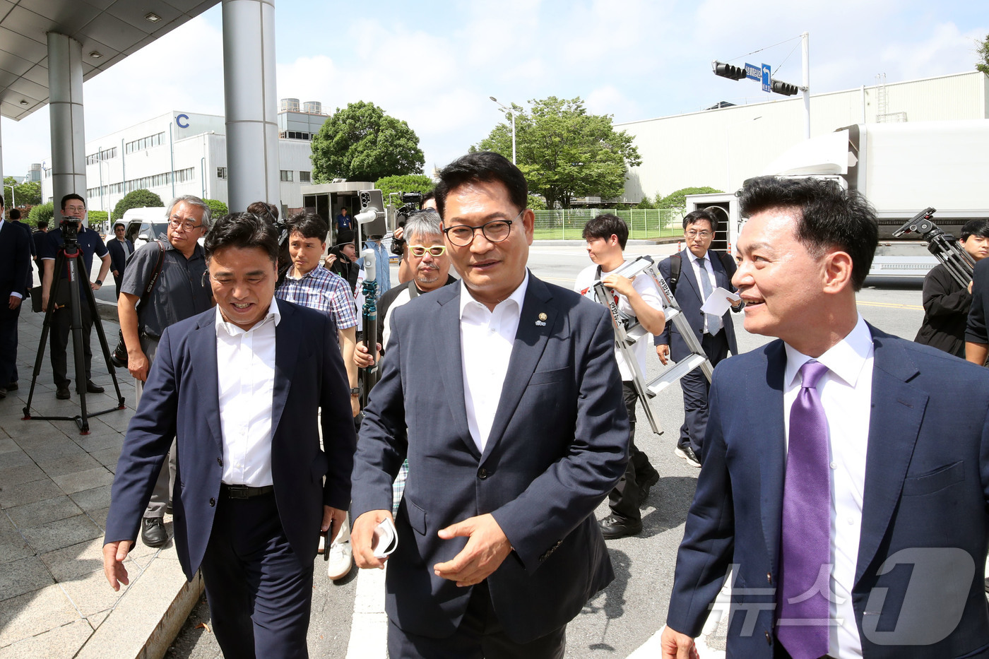 (광주=뉴스1) 조수민 기자 = 더불어민주당 당대표 선거 출마를 선언한 송영길 의원이 10일 전남광주통합특별시 광산구 오선동 삼성전자 광주사업장을 찾아 발언 후 이동하고 있다. 2 …