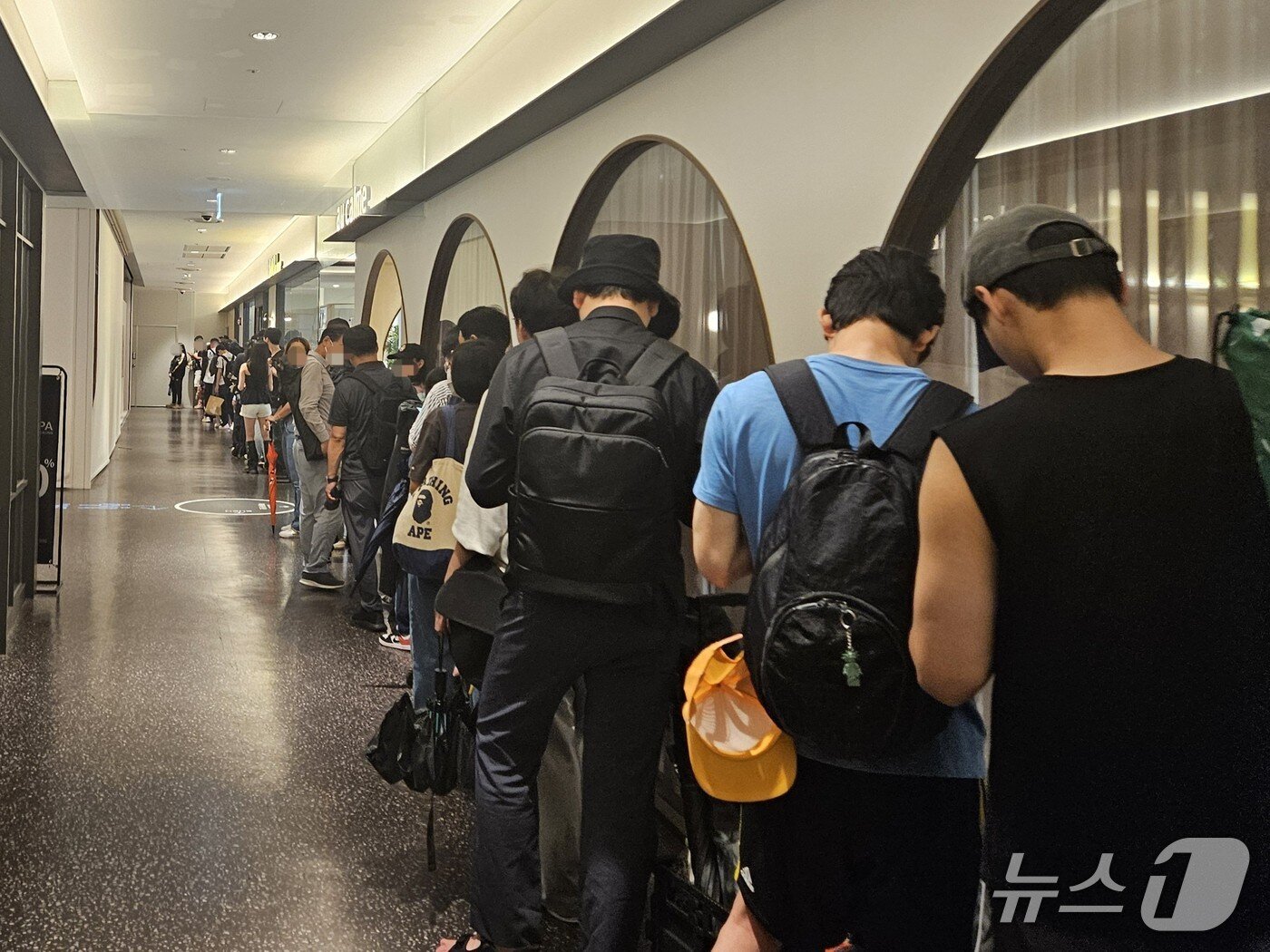 본문 이미지 - 9일 오전 서울 용산구 아이파크몰에 포켓몬카드를 사기 위한 인파가 몰린 모습. 2026.7.9 ⓒ 뉴스1 윤지오 수습기자