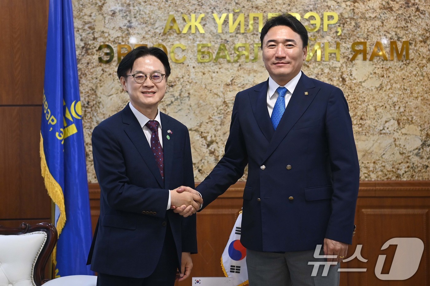 (서울=뉴스1) = 김정관 산업통상부 장관(왼쪽)이 10일(현지시간) 몽골 울란바타르에서 건거르 담딘냠 몽골 산업광물자원부 장관과 악수하고 있다. (산업통상부 제공. 재판매 및 D …
