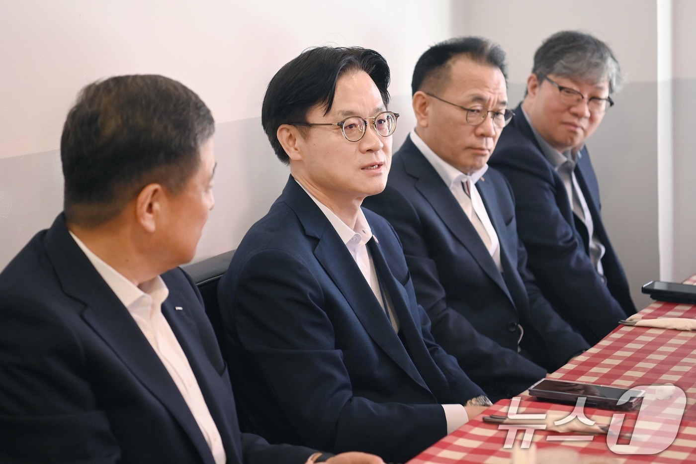 (서울=뉴스1) = 김정관 산업통상부 장관이 10일(현지시간) 몽골 울란바타르에서 '광물기업 간담회'를 주재하고 있다. (산업통상부 제공. 재판매 및 DB 금지) 2026.7.10 …
