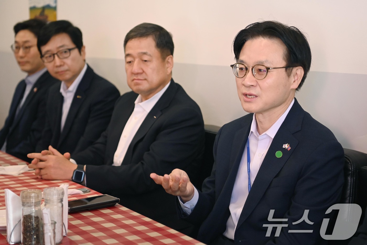 (서울=뉴스1) = 김정관 산업통상부 장관이 10일(현지시간) 몽골 울란바타르에서 '광물기업 간담회'를 주재하고 있다. (산업통상부 제공. 재판매 및 DB 금지) 2026.7.10 …