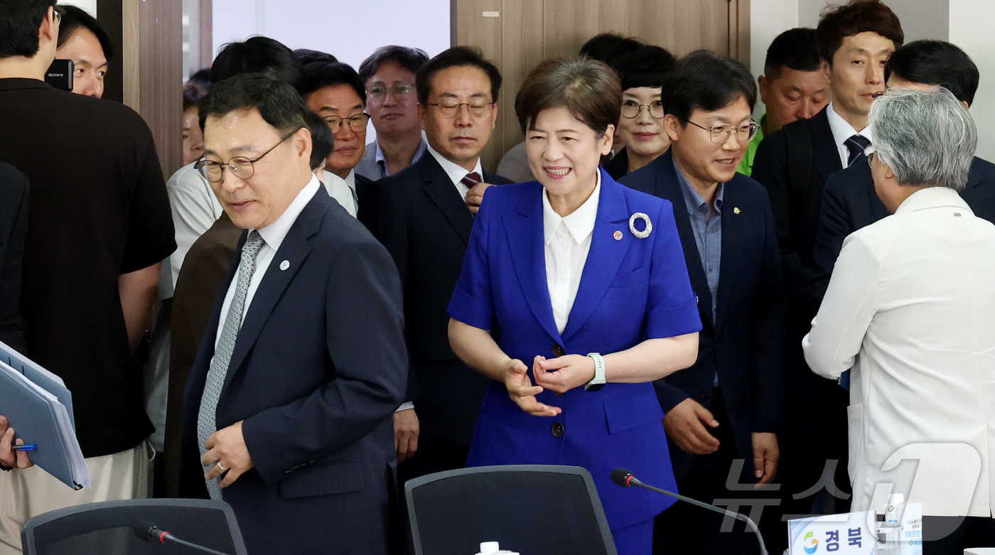 (세종=뉴스1) 김기남 기자 = 정근식 교육감협의회 회장(서울시교육감)을 비롯한 시도 교육감들이 10일 세종시 어진동 대한민국교육감협의회 대회의실에서 열린 지방교육재정교부금 개편 …