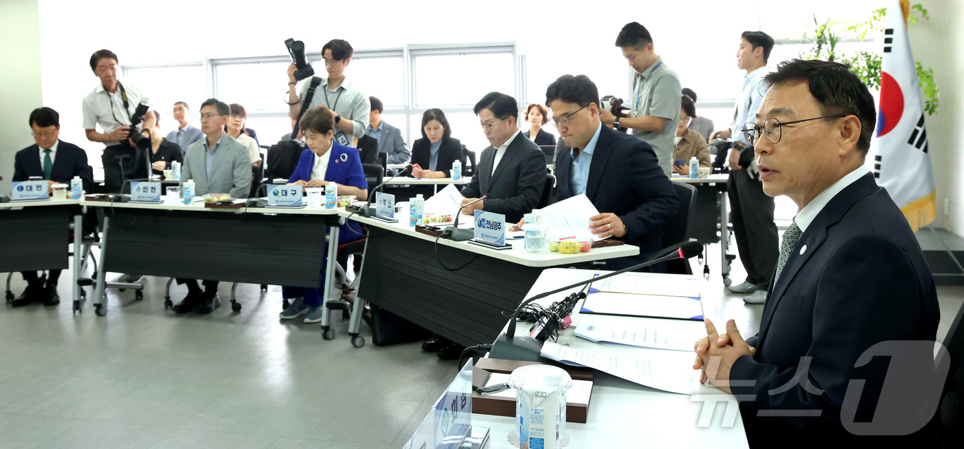 (세종=뉴스1) 김기남 기자 = 정근식 교육감협의회 회장(서울시교육감)이 10일 세종시 어진동 대한민국교육감협의회 대회의실에서 열린 지방교육재정교부금 개편 대응 시도교육감 긴급회의 …