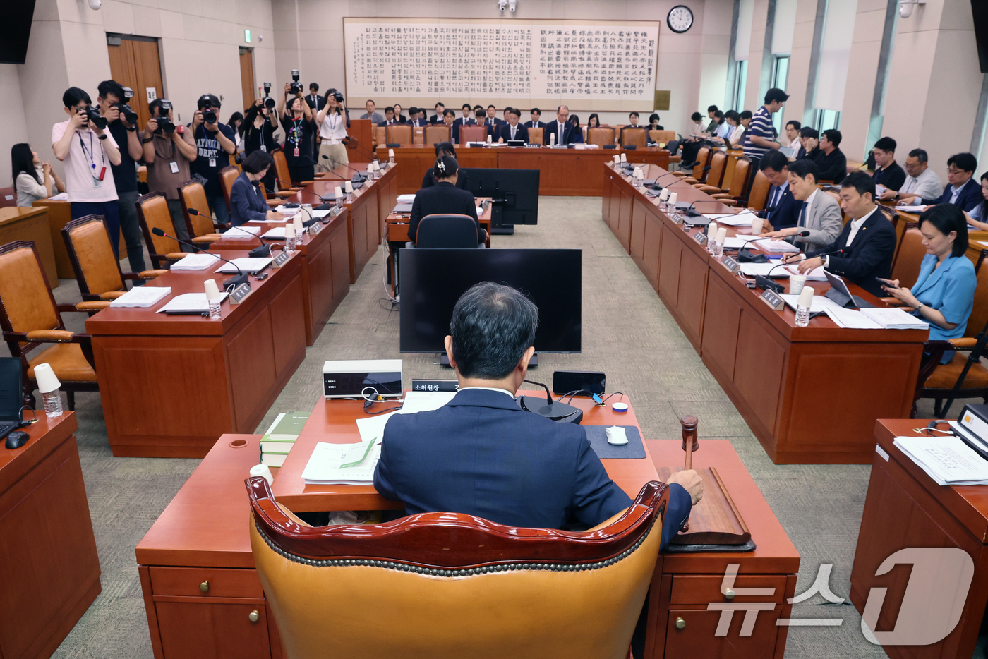 (서울=뉴스1) 황기선 기자 = 김승원 법사위 소위원장이 10일 오전 서울 여의도 국회에서 열린 법제사법위원회 법안심사제1소위원회에서 의사봉을 두드리고 있다. 이날 회의에 국민의힘 …