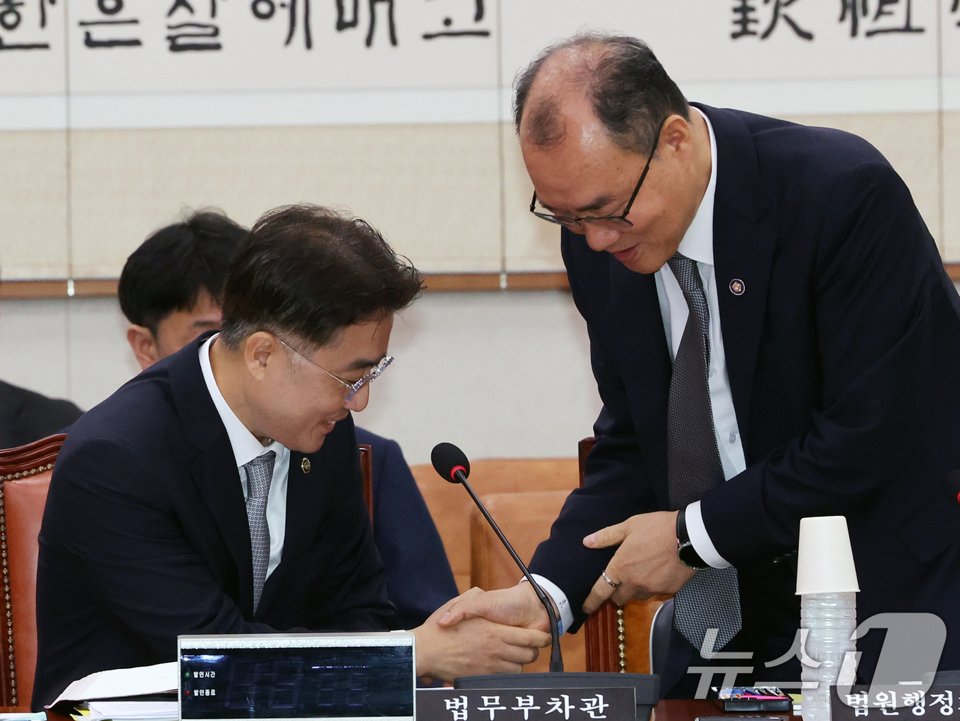 (서울=뉴스1) 황기선 기자 = 이진수 법무부 차관(왼쪽)과 기우종 법원행정차장이 10일 오전 서울 여의도 국회에서 열린 법제사법위원회 법안심사제1소위원회에서 악수를 하고 있다. …