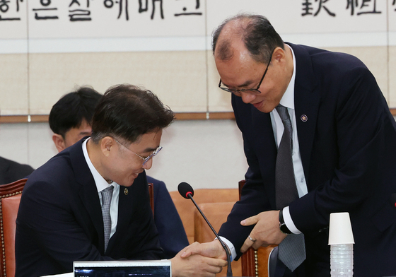 악수 나누는 이진수·기우종