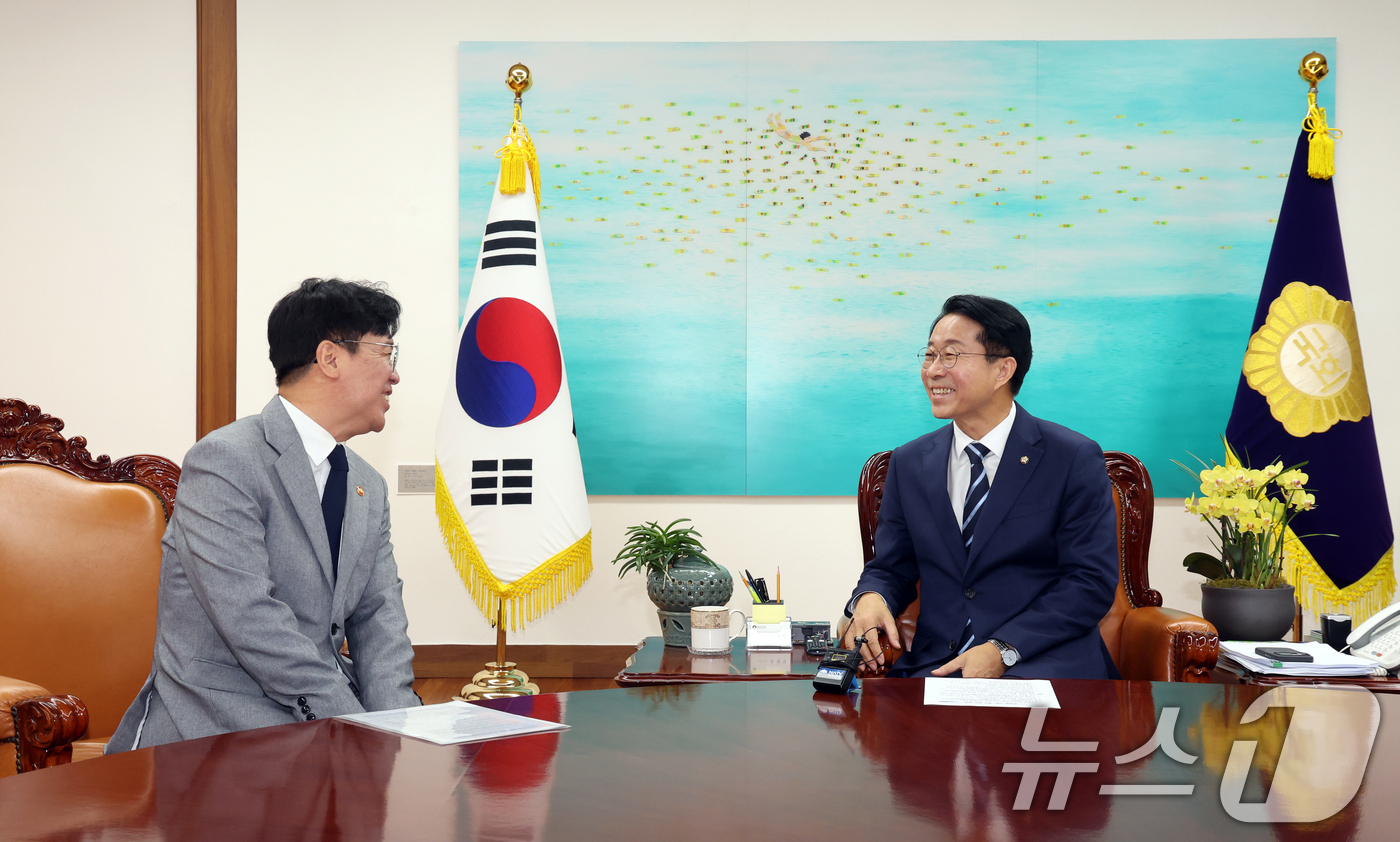(서울=뉴스1) 황기선 기자 = 조정식 국회의장과 김영훈 고용노종부 장관이 10일 오전 서울 여의도 국회 의장집무실에서 대화를 나누고 있다.  2026.7.10/뉴스1
