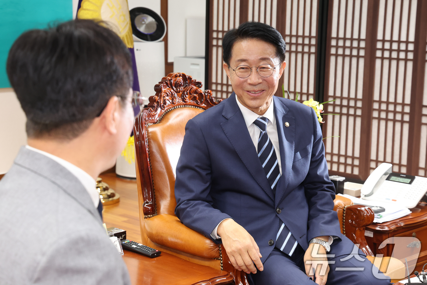 (서울=뉴스1) 황기선 기자 = 조정식 국회의장이 10일 오전 서울 여의도 국회 의장집무실에서 과 김영훈 고용노종부 장관과 대화를 나누고 있다.  2026.7.10/뉴스1