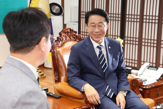 고용노동부 장관과 대화 나누는 국회의장