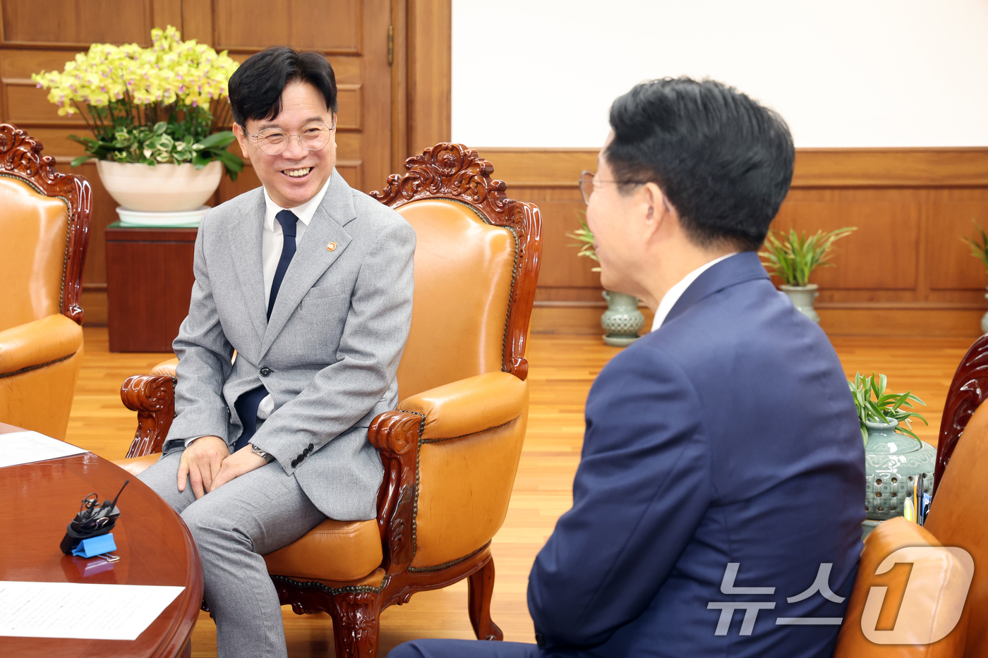 (서울=뉴스1) 황기선 기자 = 김영훈 고용노종부 장관이 10일 오전 서울 여의도 국회 의장집무실에서 조정식 국회의장과 대화를 나누고 있다. 2026.7.10/뉴스1