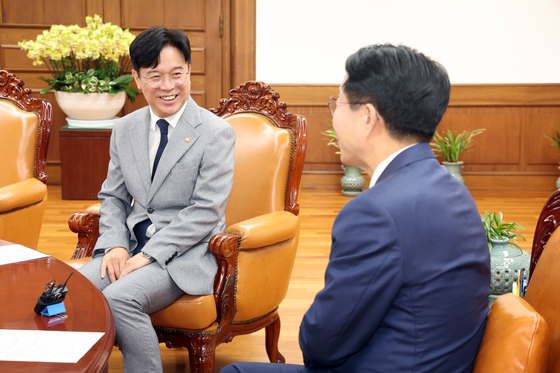국회의장과 대화 나누는 김영훈 장관