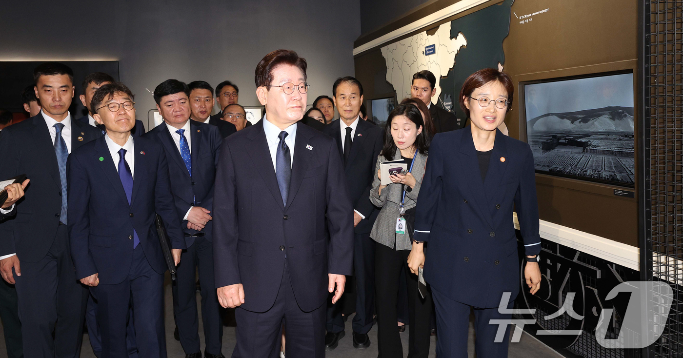 (울란바타르(몽골))=뉴스1) 이재명 기자 = 몽골을 국빈 방문 중인 이재명 대통령이 10일(현지시간) 울란바타르 이태준 열사 기념관을 방문해 전시물을 둘러보고 있다. 2026.7 …
