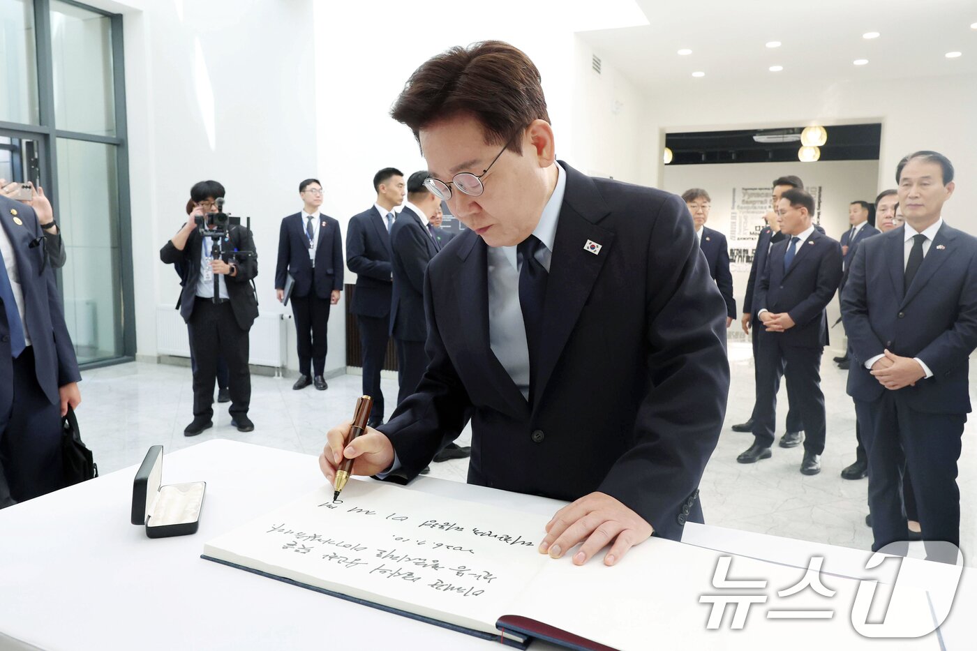 본문 이미지 - 몽골을 국빈 방문 중인 이재명 대통령이 10일(현지시간) 울란바타르 이태준 열사 기념관을 방문해 방명록을 작성하고 있다. 2026.7.10 ⓒ 뉴스1 이재명 기자