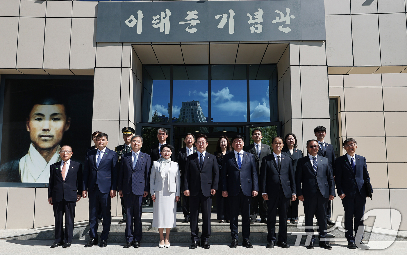 (울란바타르(몽골))=뉴스1) 이재명 기자 = 몽골을 국빈 방문 중인 이재명 대통령이 10일(현지시간) 울란바타르 이태준 열사 기념관을 방문해 기념촬영을 하고 있다. 2026.7. …