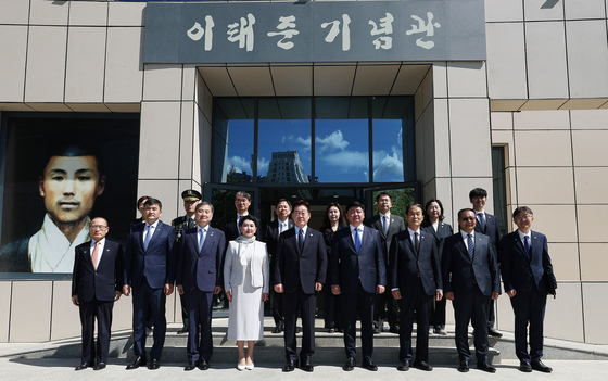 [뉴스1 PICK] 몽골 이태준 기념관 찾은 李대통령… “숭고한 뜻을 한·몽 황금시대로 이어가겠다”