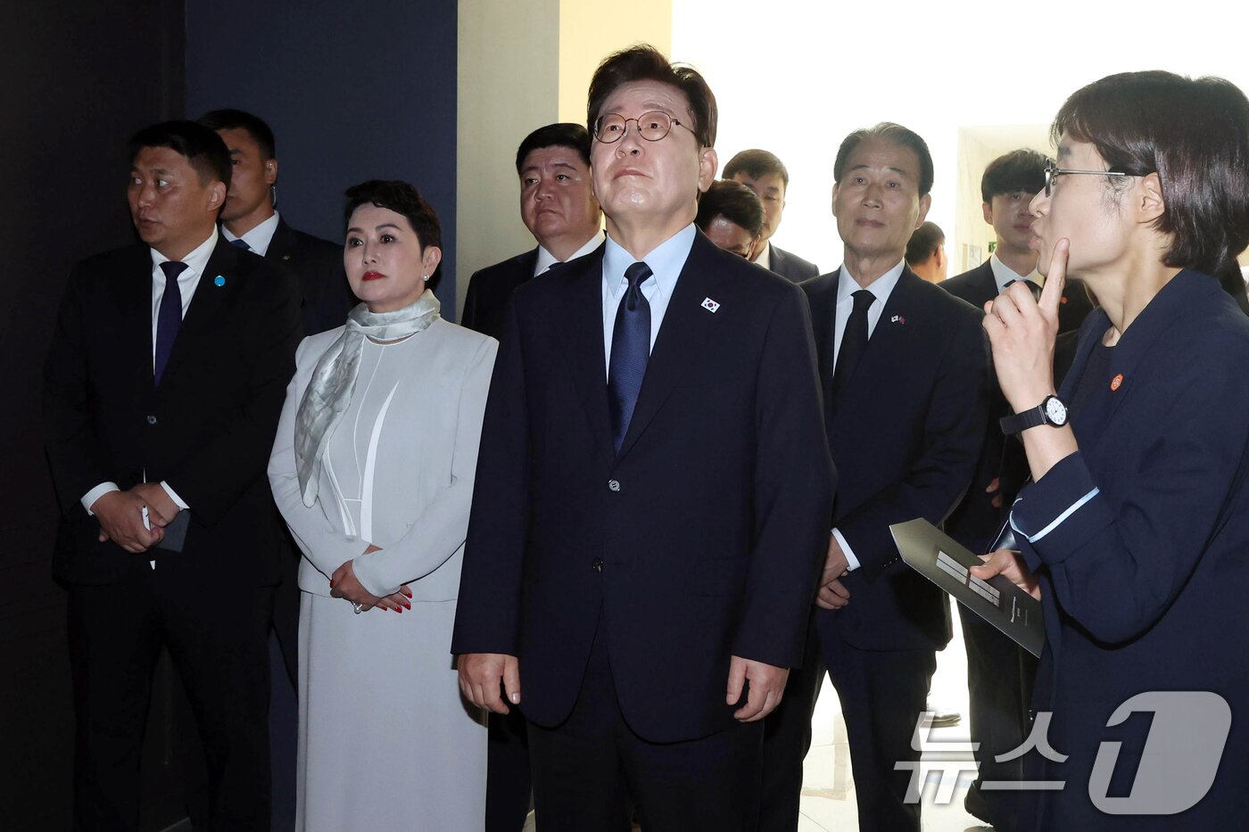 본문 이미지 - 몽골을 국빈 방문 중인 이재명 대통령이 10일(현지시간) 울란바타르 이태준 열사 기념관을 방문해 관계자 설명을 듣고 있다. 2026.7.10 ⓒ 뉴스1 이재명 기자