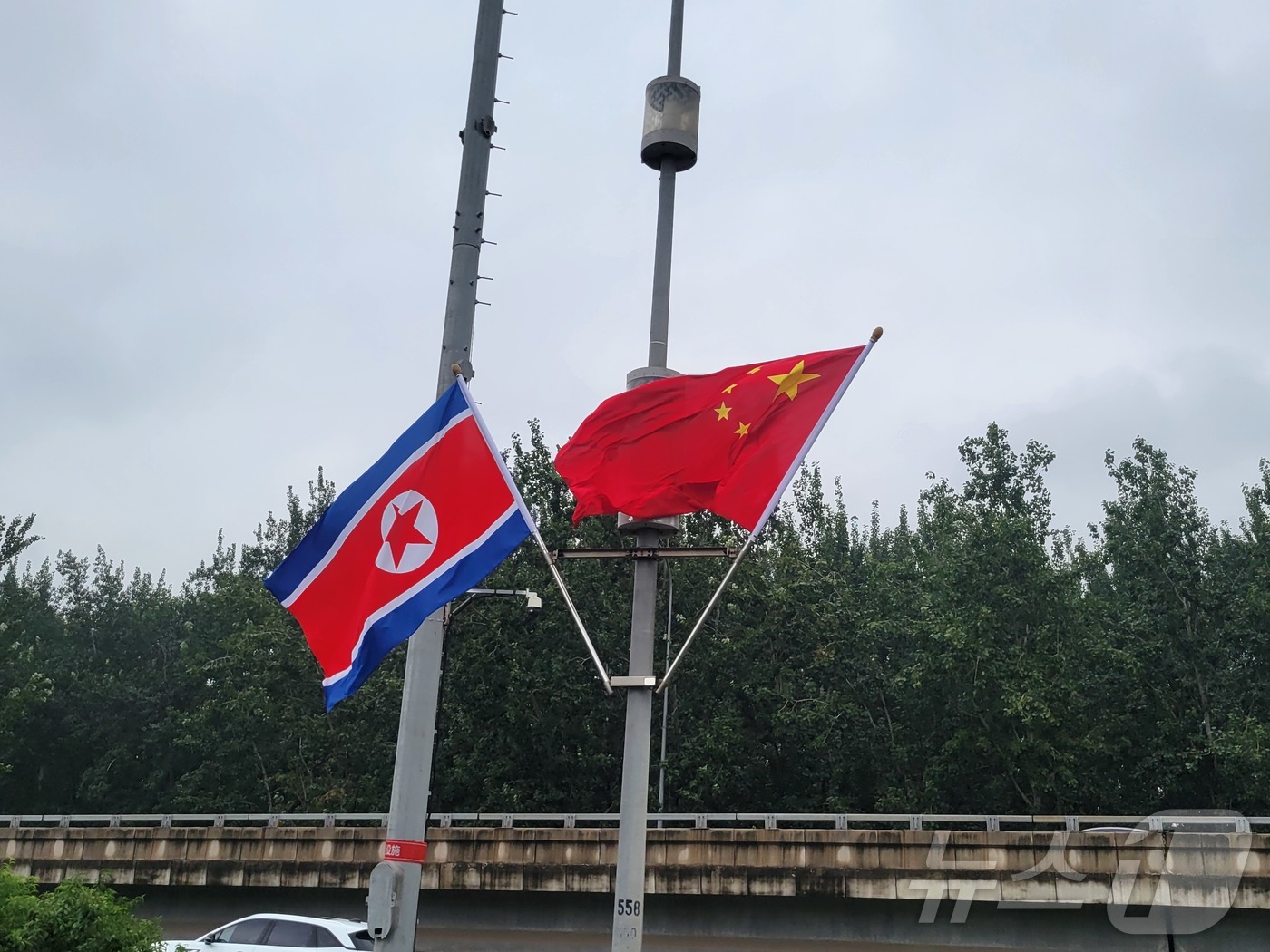 (베이징=뉴스1) 정은지 특파원 = 박태성 북한 내각총리가 10일 오전 중국 베이징에 도착했다. 이번 방중을 환영해 도로 양측에 중국 오성홍기와 북한 인공기가 걸려 있다.
