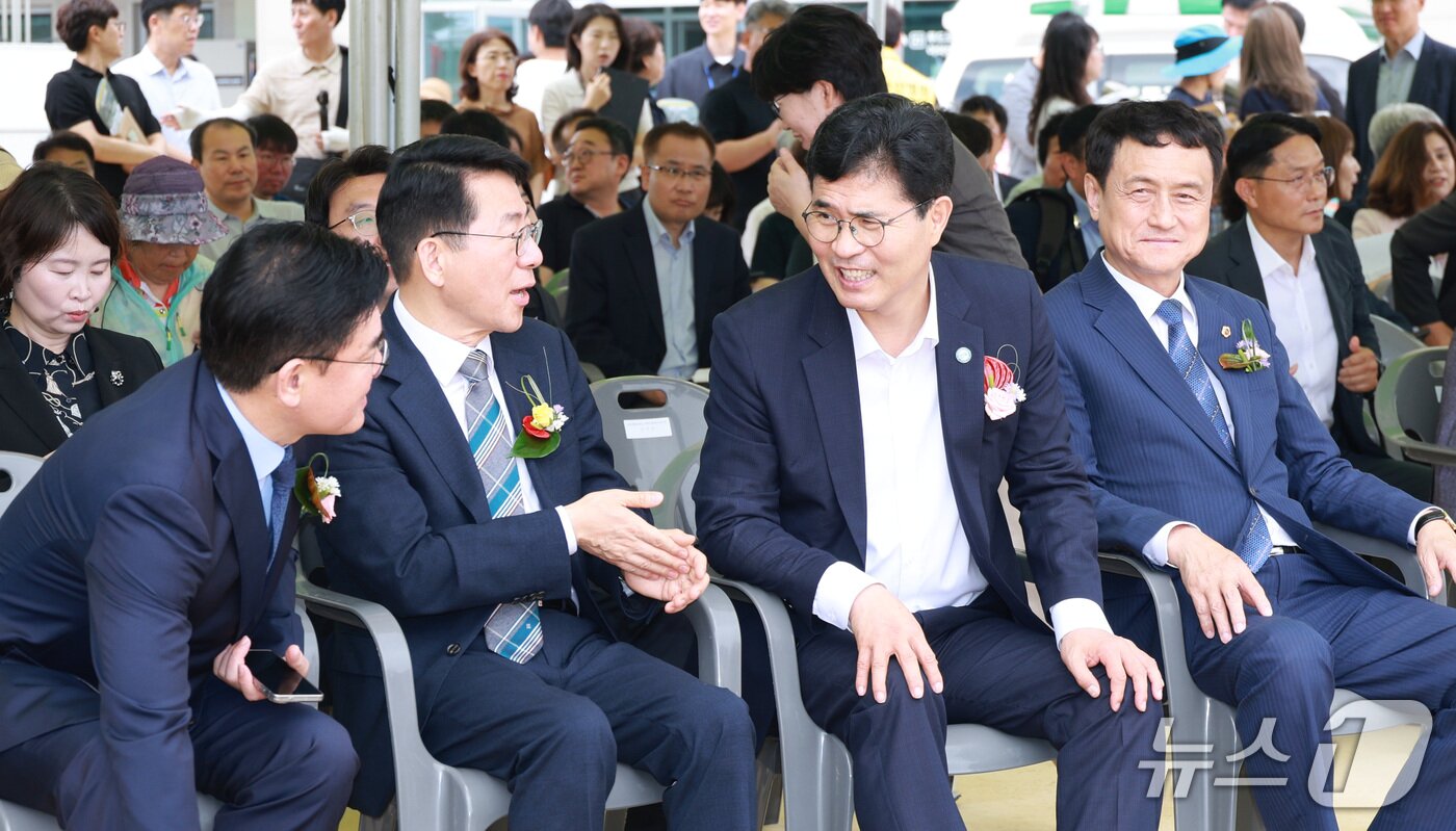 본문 이미지 - 10일  전북 군산 무녀도 일원에서 '군산 오션팔레트' 개장식이 개최된 가운데 이원택 전북지사가 황종우 해수부 장관, 김재준 군산시장 등과 이야기를 나누고 있다.(전북도 제공. 재판매 및 DB금지)/뉴스1 