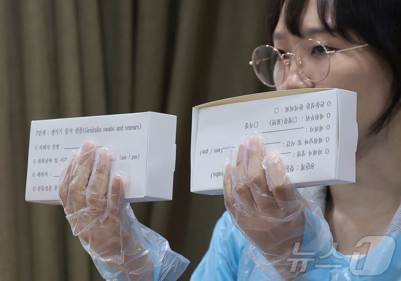 본문 이미지 - 10일 오전 서울 종로구 서울해바라기센터(서울대학교병원 별관)에서 열린 언론 공개 행사에서 한 관계자가 성폭력 피해자 지원 시스템과 성폭력 응급키트 사용 절차를 시연하고 있다. 2026.7.12 ⓒ 뉴스1 권현진 기자