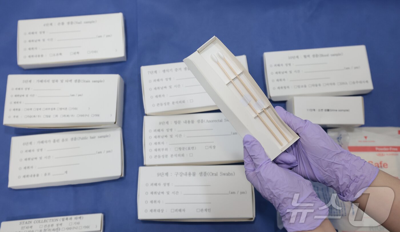 본문 이미지 - 10일 오전 서울 종로구 서울해바라기센터(서울대학교병원 본관)에서 열린 언론 공개 행사에서 관계자들이 성폭력 피해자 지원 시스템과 성폭력 응급키트 사용 절차를 시연하고 있다. 2026.7.12 ⓒ 뉴스1 권현진 기자